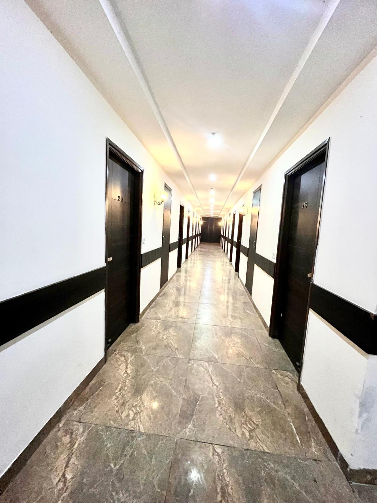 Hotel Jb Residency !! Luxurious & Royal Balcony Rooms !! Large Rooms Zirakpur Exterior foto