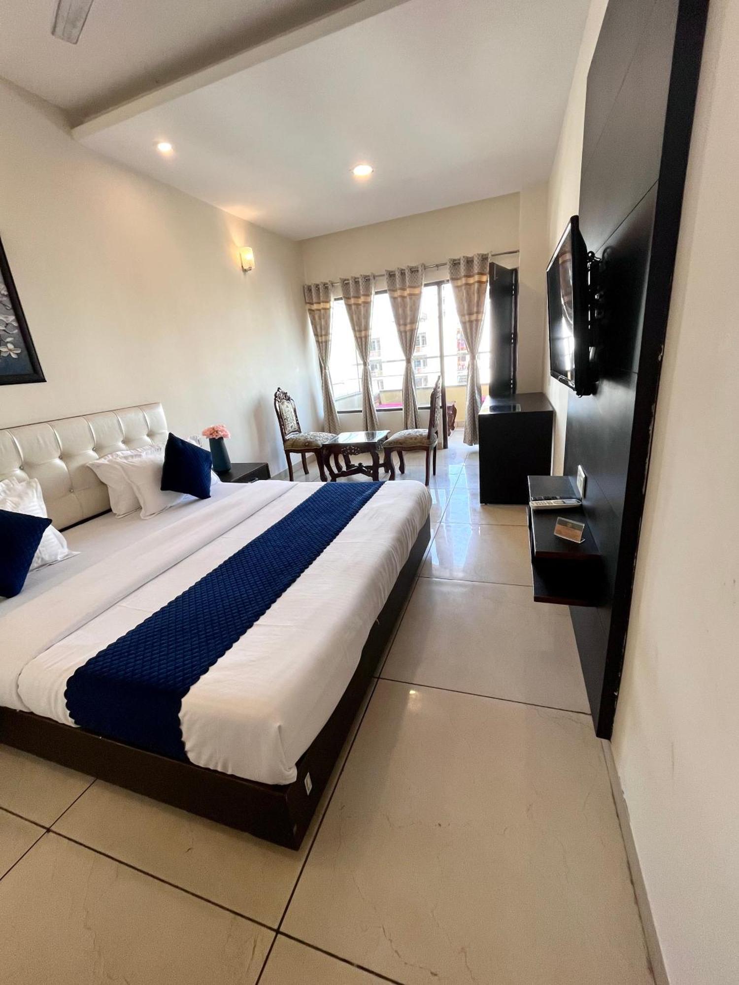 Hotel Jb Residency !! Luxurious & Royal Balcony Rooms !! Large Rooms Zirakpur Exterior foto