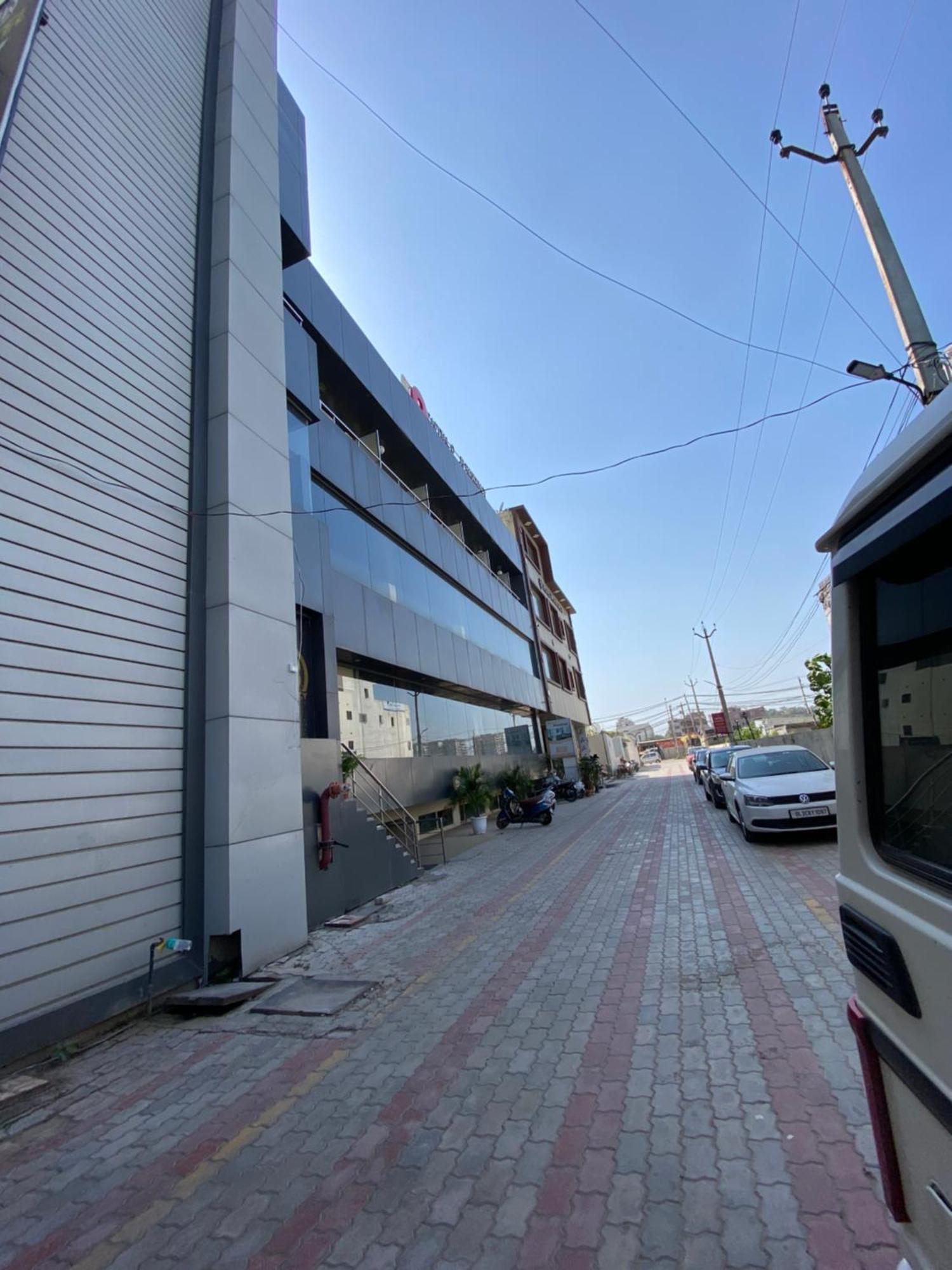 Hotel Jb Residency !! Luxurious & Royal Balcony Rooms !! Large Rooms Zirakpur Exterior foto